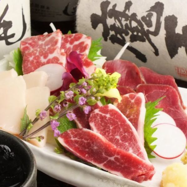 本場熊本直送の鮮度！歓送迎会の席を彩る「馬刺し5点盛り」や「熊本産と外国産の赤身食べ比べ」