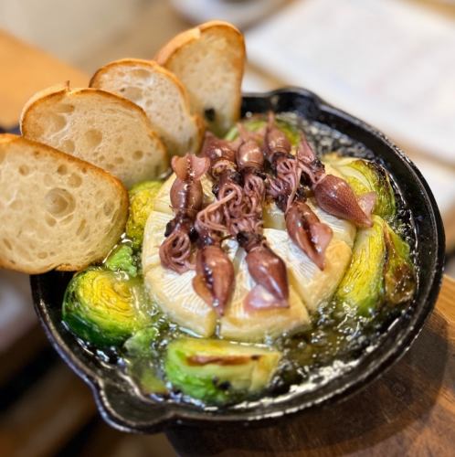 ホタルイカとカマンベールのアヒージョ