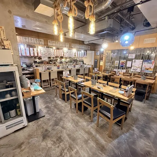 4名掛けのテーブルを7卓、カウンター席を6席ご用意しております。ご家族やご友人とのお食事にも最適です。ごゆっくりお寛ぎ下さい。ご予約はお早めに！