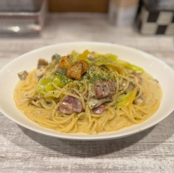 Bacon, mushrooms, banana pepper, and porcini cream spaghetti