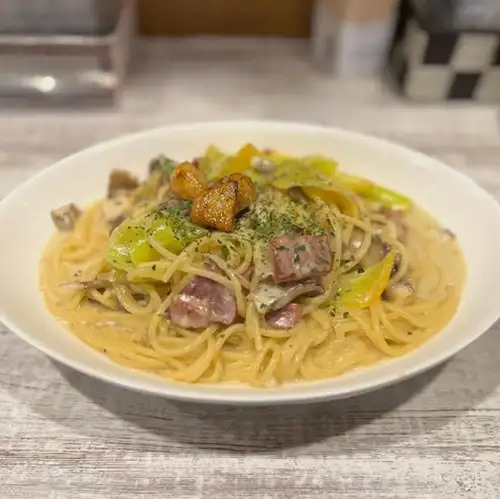 Bacon, mushrooms, banana pepper, and porcini cream spaghetti