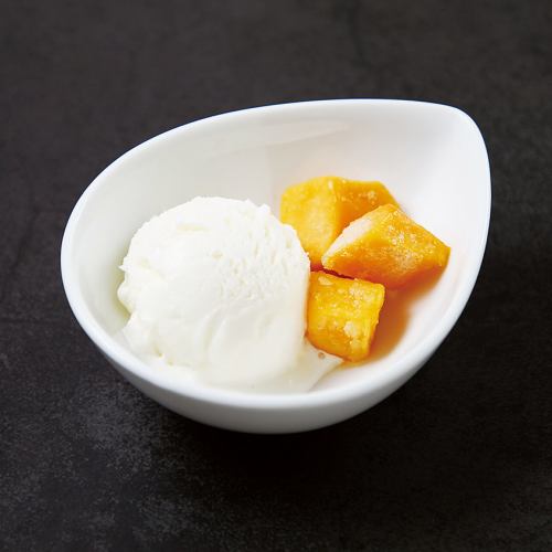 Yogurt ice cream and crunchy mango
