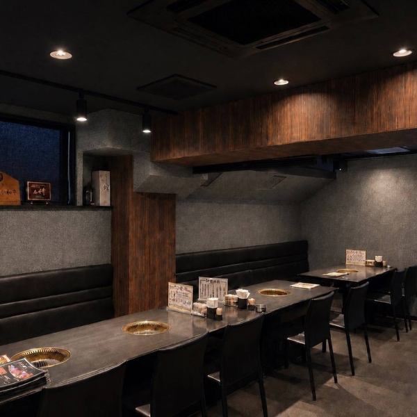 無煙ロースター完備で換気対策も万全◎シックな色味で統一された店内には、大人な落ち着いたムードが流れています。居心地の良い上質な空間でお食事をお楽しみください。すべてテーブル席でのご案内になります。