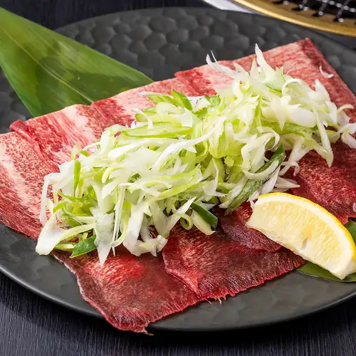 Thinly sliced premium beef tongue with green onions (3 slices)