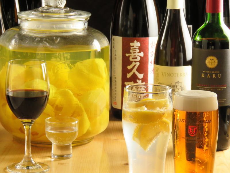 ウイスキー、ノンアルコール、日本酒に焼酎にサワーなど。カウンターで舌鼓できる豊富なドリンク。