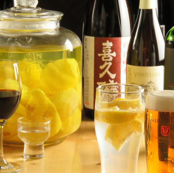 店主こだわりの日本酒をはじめ自然派ワイン、ウイスキーやサワー各種取り揃えております！仕事帰りの一杯から仲間たちとわいわいカウンター宴会で盛り上がりませんか？