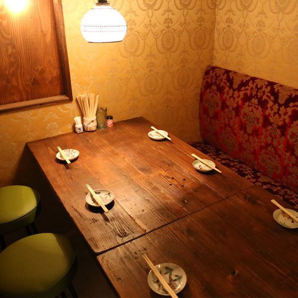 【Table Seating】 Inside the shop full of popular feeling, a place for relaxation for salaried workers and talkative women.