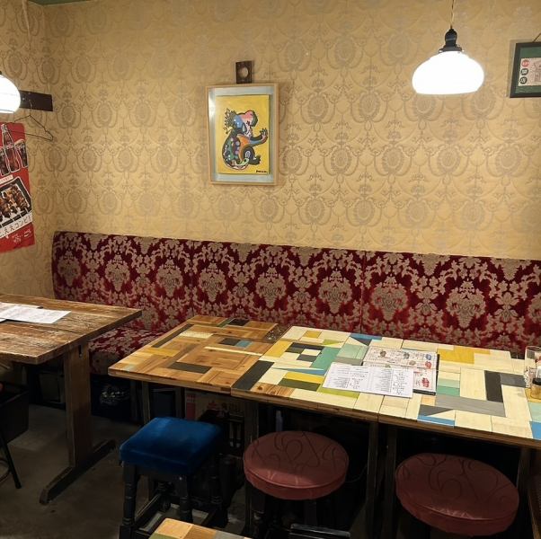 【ソファー席】4名×8卓・6名×1卓をご用意!人数に応じた宴会にも対応可能です。レトロな照明と木の温もりが心地よい店内は、どこか懐かしさを感じる大衆的な雰囲気。仲間との飲み会や会社宴会、女子会にもぴったり◎ゆったり寛ぎながら名物の焼とんや絶品料理をお楽しみください。