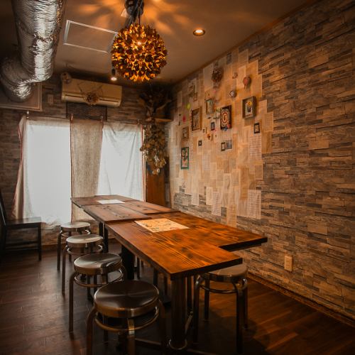 <p>洗練された内観が魅力の素敵な空間です!心地よい雰囲気の中で、美味しい料理を楽しむことができます。友人とのカジュアルな集まりにも最適な場所です◎店内は落ち着いた雰囲気もありますが、わいがやも大歓迎です!貸切利用も可能なので、お気軽にご相談ください♪思い出に残るひとときをご提供いたします。</p>