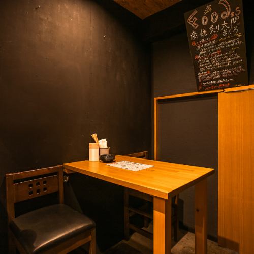 <p>当店では、ゆったりとしたテーブル席をご用意しています!町田の隠れ家的なお店で、落ち着いた雰囲気の中で美味しい料理やお酒を楽しむことができます。みんなとワイワイ楽しみたいお客様にもぴったりなスペースで、心温まるひとときを過ごせます◎二次会にもオススメ!ぜひお気軽にお越しください!</p>