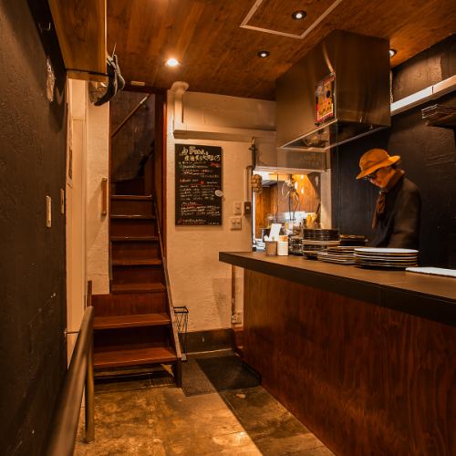 <p>カウンター席は、しっぽり楽しみたい、ゆっくり呑みたいお客様にも最適な空間です!目の前でシェフが調理する様子を楽しみながら、美味しい料理とお酒を味わうことができます。リラックスした雰囲気の中で、気軽に立ち寄れるお店です♪お仕事終わりや休日など、心地よい時間を過ごしに、ぜひお立ち寄りください!</p>