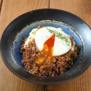 半熟卵と肉味噌のポテトサラダ