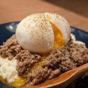 とろっと半熟卵と肉味噌のポテトサラダ