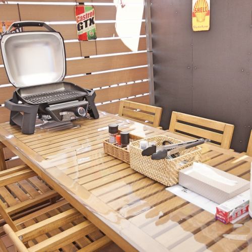 屋上テラスで焼肉を楽しむ