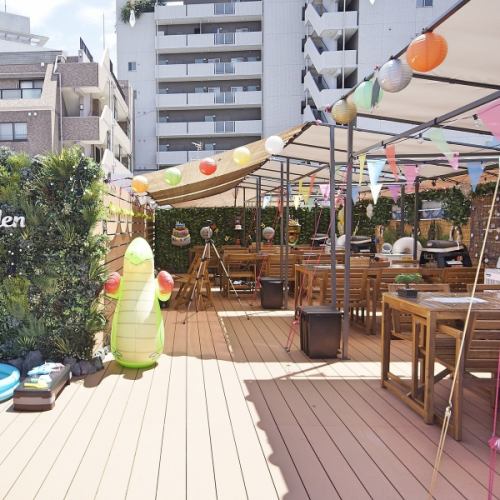 屋上テラスで焼肉を楽しむ