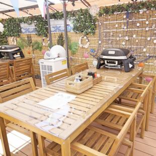 スポットクーラー&タープ付きで暑い日も雨の日も安心♪冬は暖房器具も完備で寒さ対策も万全です!