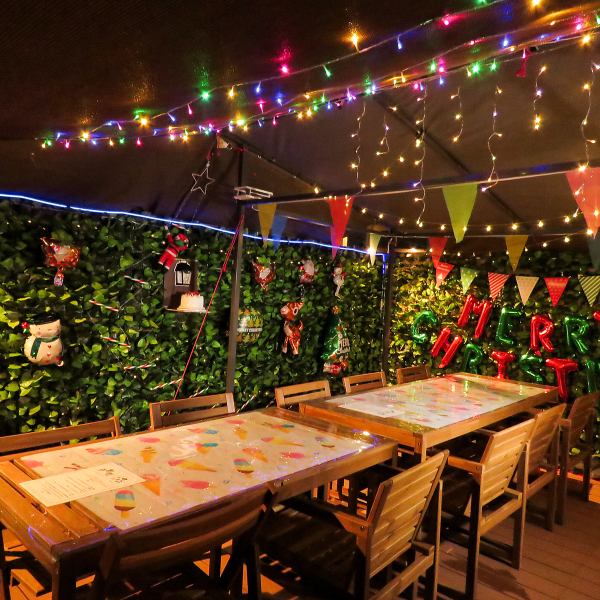 【プライベート利用から宴会まで◎】4名様~最大35名様のご利用が可能です♪6名様テーブルが5つございます。冬はビニールシートで区切られており、暖房器具も完備!更にテーブルもこたつになっておりますので、寒さ対策もバッチリです♪<鍋 貸切 宴会 テラス 屋上 忘年会 新年会 歓迎会 送別会 昼飲み 昼宴会>