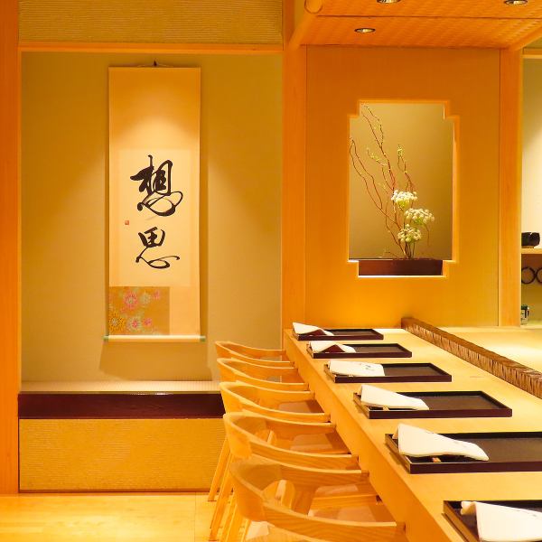 【心に残る一皿を】清潔感あふれる、白を基調にした空間。食事の喜びを引き立てます。長年の修行を積んだ店主が手がける料理は、見た目にも美しく、口に運ぶとその繊細な味わいに感動することでしょう。大切な方との記念日等、特別な日を彩るために、ぜひ当店にお立ち寄りください。お待ちしております。