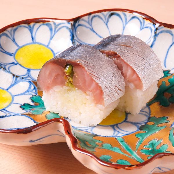 【新鮮さが際立つ。シンプルな調理。風味豊かな味わい】鯖寿司。※コースに含む27500円(税込)
