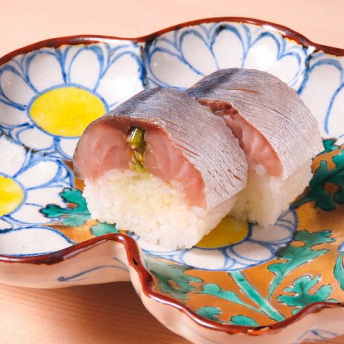 【新鮮さが際立つ。シンプルな調理。風味豊かな味わい】鯖寿司。※コースに含む27500円(税込)