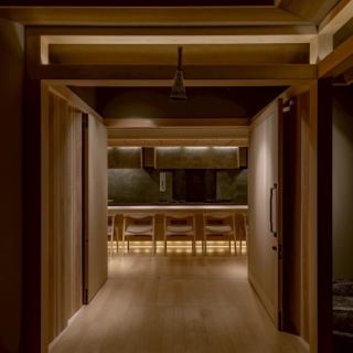 【心地よい待ち時間】当店自慢のウェイティングバー。ただの待ち時間が充実した時間に変わります。上質な空間で、ドリンクを楽しみ、コース料理までくつろぎましょう。