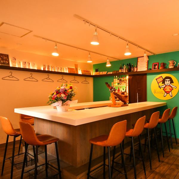 Our restaurant features U-shaped counter seating and an appealing homey atmosphere that encourages easy communication.Customers are close to each other, creating a warm atmosphere in which conversation flows naturally.It's a cozy place where you can drop in by yourself or spend a relaxing time with friends or family.