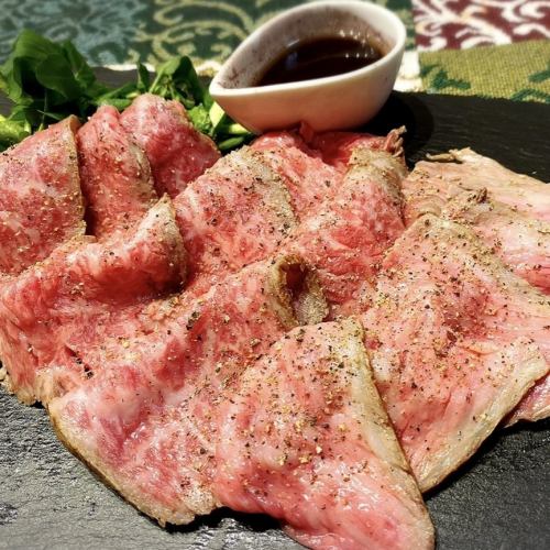 <The delicious taste of meat that can only be achieved by hand> Roast beef made from Japanese black beef \1,800 (tax included) *Half size: 1,000 yen (tax included)