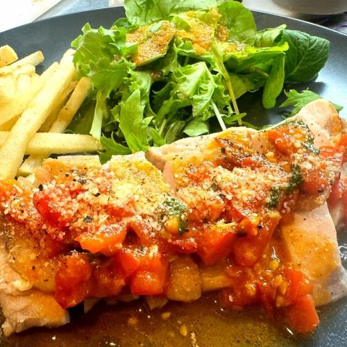 Sauteed chicken with fresh tomato sauce