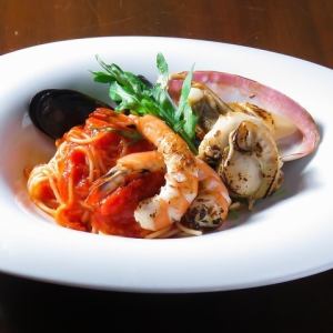 海老、帆立、太刀魚、生トマトのペスカトーレ