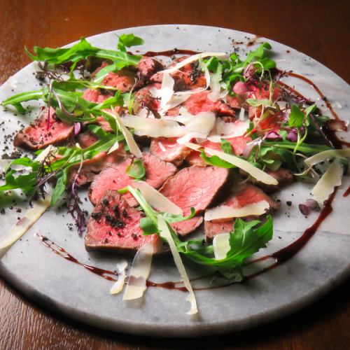 国産牛ランプ肉のローストビーフ カシスのソース