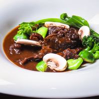 牛ほほ肉の赤ワイン煮込み 木苺風味