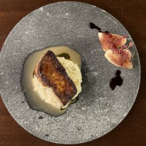 フォアグラのポワレと季節の果物