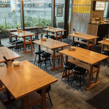 心地よいローテーブルが並び、日常使いにも最適です♪美味しい料理とお酒と共に、リラックスした時間をお楽しみいただけます。友人との楽しい会話や、大切な人との特別なひとときにぴったりの空間です。ゆったりとした時間を過ごしください◎