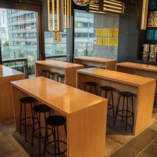 当店のハイテーブルは、横並びに配置されており、友人や大切な人との会話が弾む開放的な空間です♪6席利用すれば最大36名様までご利用可能なので団体様にもピッタリなお席です◎美味しい料理と共に、特別な時間をお楽しみください！