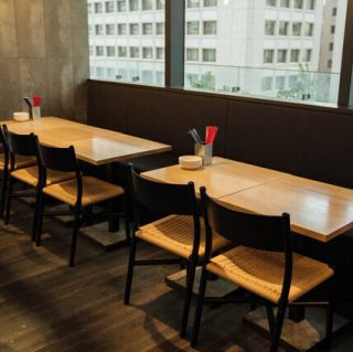 ソファーテーブルは、女子会や会社の宴会などみんなで楽しむにぴったりです！最大10名様までご利用いただけるスペースで、ゆったりとした時間をお過ごしいただけます！大人数も大歓迎♪心温まるおもてなしで、皆さまのご来店をお待ちしております！