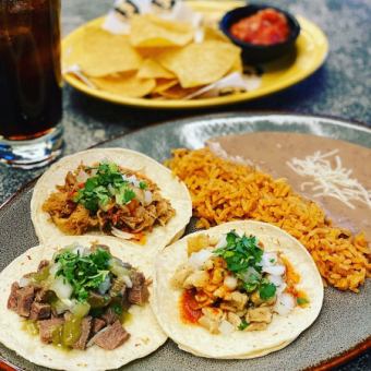 [Value Set] Tacos Set♪ All 4 items including 3-piece tacos and your favorite drink!