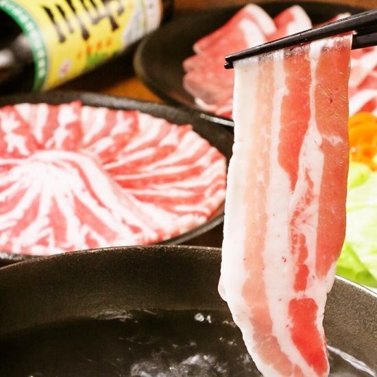 The Kagoshima six-black and white pork shabu-shabu served with a secret soup stock is exquisite.