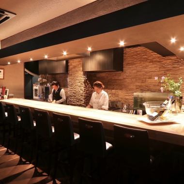 店内はお一人様でもご利用頂けるカウンター席もご用意。厳選食材のパスタやおおいた和牛など大分県産の食材をご堪能いただけます。当店自慢のワインと共にお愉しみください。非日常の上質空間で是非贅沢な一時をお過ごしくださいませ。