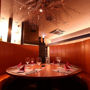 当店の店名はフランス語で『笑顔になれる部屋』を意味します。大分県の厳選した食材をメインに使用したフレンチ料理を特別な空間で最高のサービスと共に楽しんで笑顔になって頂けたらという願いで名づけました。フランス料理の伝統と技術に根差しながら日本の食材を取り入れた、先進的かつ優しい料理をお届け致します。
