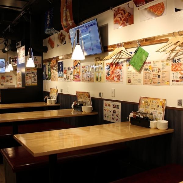 【店内全貸切は135名様前後！】店内は、入って右と左の2フロア！個室席もございます。大小様々なお席があり、お1名様も気兼ねなく飲めるカウンター席や、個室、最大60名様ほどでお使い頂けるスペースなど、様々なシーンにお使い頂けます！