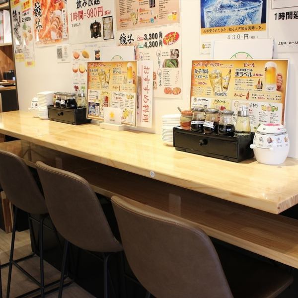 一人呑み大歓迎！ゆっくりお過ごし頂けるカウンター席を多数ご用意！ふらっと立ち寄って『ちょっと一杯』にいかがですか♪2名様テーブルや4名様テーブル等少人数でお使い頂きやすいお席も色々ご用意してます！