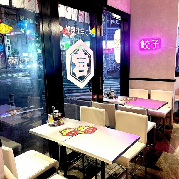 [A special space filled with retro and current trends] The interior of the store is filled with retro and current trends, creating a space that is somehow nostalgic yet new.Perfect for one person, a quick drink, a party, or with friends.