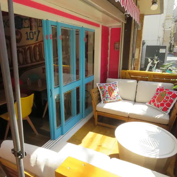 本場メキシコシティの街角にある屋台の雰囲気を忠実に再現した店内。お一人様での気軽なお食事からご友人同士での賑やかな飲み会、仕事帰りのお集まりまで、幅広いシーンでご利用いただける心地よい空間をご用意しております。美味しい料理とともに、お腹いっぱい満たされる寛ぎのひとときをお過ごしください。