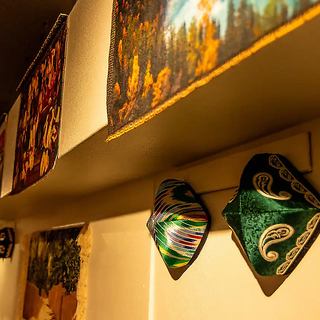 【異国の風を感じる本格ウイグル料理専門店】店内にはウイグルの芸術品があしらわれ、異国の情緒溢れる雰囲気が広がります。ウイグルに行かなくても、ここでウイグルの雰囲気を存分に味わえます！！