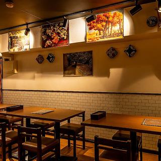 【様々なシーンにぴったり】会社帰りの飲み会やデート、ファミリーなど、様々なシーンでご利用いただけます。さらに、豊富なコースもご用意しており、大人数の宴会にもピッタリです。広々とした空間で、心地よいひとときをお過ごしください！
