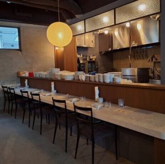【カウンター6名様席】目の前で繰り広げられる料理のライブ感を楽しめるカウンター席！シェフの手際を間近で感じながら、台湾の家庭の味を堪能する贅沢なひと時がここにあります。お一人様でも気軽に立ち寄れるこの席は、お仕事帰りにもおすすめです♪自然派ワインや紹興酒と共に特別な体験を提供。あなたの心を満たします