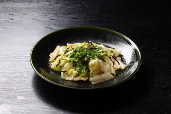 Stir-fried cabbage with salted kelp