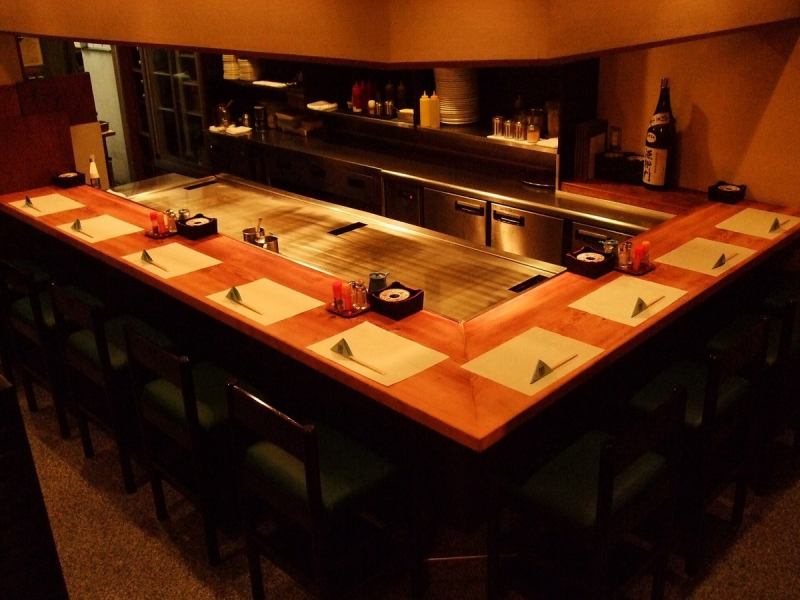  Counter seats in front of the iron plate can enjoy the place where you are cooking up close. Cooking skillful judge judging is an amazing thing. We recommend popular counter seats, early eyes visits. 