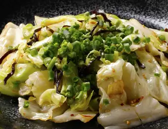 Cabbage stir-fry with salted kelp