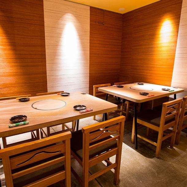 【女性协会×私人包房】一楼设有休闲空间。如果它是大约12至16人，它可以用作私人房间的私人房间。请在温暖的树木中放松身心。 。«Shinsaibashi宴会完整的单人房娱乐阵亡将士纪念日告别派对伴随Nagahorobashi豪华牛肉tangerue牛肉»